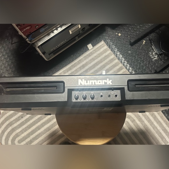 Numark Mixdeck Express DJ Controller - Picture 3 of 3